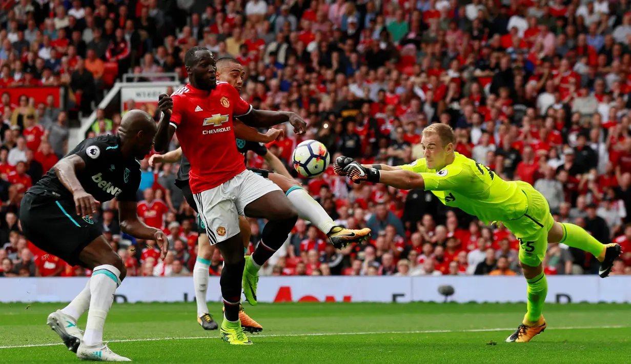 Striker Manchester United, Romelu Lukaku, membobol gawang West Ham pada laga Premier League di Stadion Old Trafford, Manchester, Minggu (13/8/2017). Manchester United menang 4-0 atas West Ham. (Reuters/Jason Cairnduff)