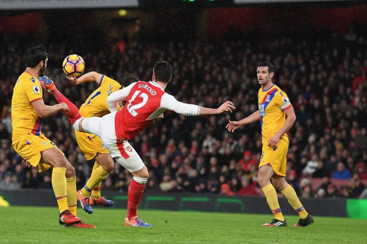 Tendangan kalajengking striker Arsenal Oliver Giroud yang mirip dengan milik gelandang Manchester United (MU), Henrikh Mkhitaryan