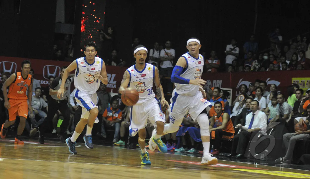 Pemain Satria Muda Britama, Sebayang Erick sedang membawa bola basket  pada laga NBL Championship melawan Pelita Jaya Energi-MP, Jakarta, Minggu (10/5/2015). Satria Muda Britama unggul 62-54 atas Pelita Jaya Energi-MP (Liputan6.com/Herman Zakharia)