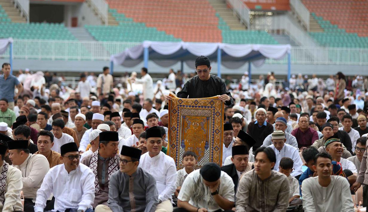 Sejak pagi hari, ribuan umat Muslim berdatangan untuk mengikuti rangkaian ibadah yang sekaligus menjadi penanda berakhirnya bulan suci Ramadan. Tampak dalam foto, ribuan umat Muslim saat melaksanakan rangkaian salat Idulfitri 1447 Hijriah di Lapangan Utama Stadion Pakansari, Cibinong, Kabupaten Bogor, Jawa Barat, Sabtu (21/3/2026). (Kapanlagi.com/Budy Santoso)