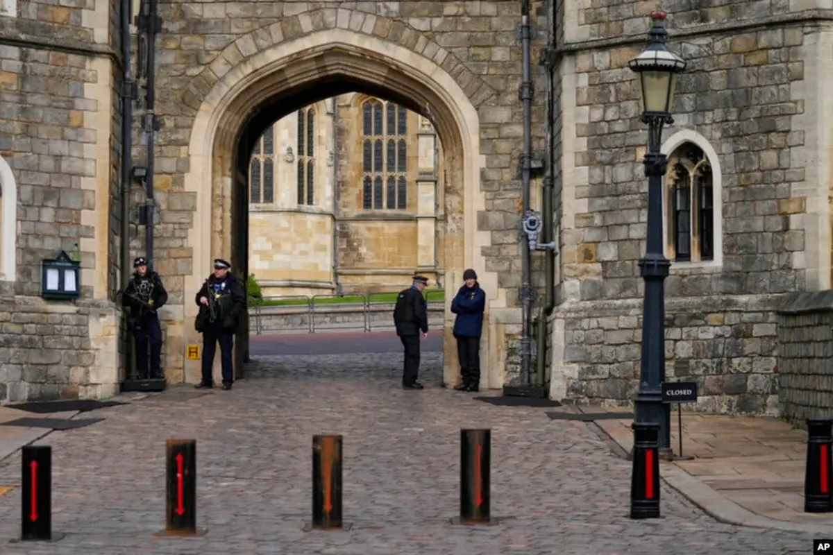 Polisi berjaga di depan gerbang Henry VIII di Kastil Windsor, di Windsor, Inggris. (Foto: AP/Alastair Grant)