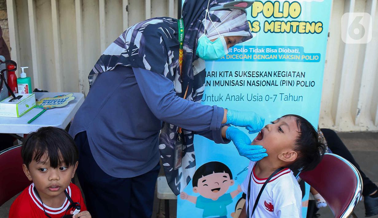 Dalam kegiatan PIN Polio ini petugas menggunakan vaksin tetes. (Liputan6.com/Herman Zakharia)