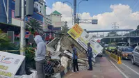 Pos polisi di depan Pasar Grosir Cililitan (PGC), Jakarta Timur hancur ditabrak bus Transjakarta, Kamis (2/12/2021). (Liputan6.com/ Nanda Perdana Putra)