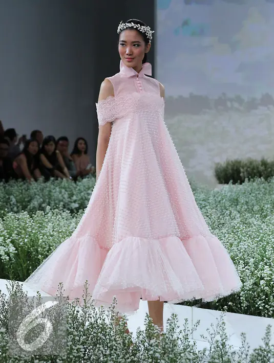 Model membawakan busana rancangan Hian Tje di acara IPMI Trend show 2016, Di Senayan City, Jakarta, Selasa  (1/12). Perancang Hian Tje  menghadirkan busana-busana feminin dan cantik berwarna pink. (Liputan6.com/Herman Zakharia)