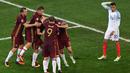 Pemain Rusia menyambut gol yang dicetak Vasily Berezutskiy ke gawang Inggris pada laga Grup B Piala Eropa 2016 di Stade Velodrome, Marseille, Minggu (12/6/2016) dini hari WIB. (AFP/Boris Horvat)