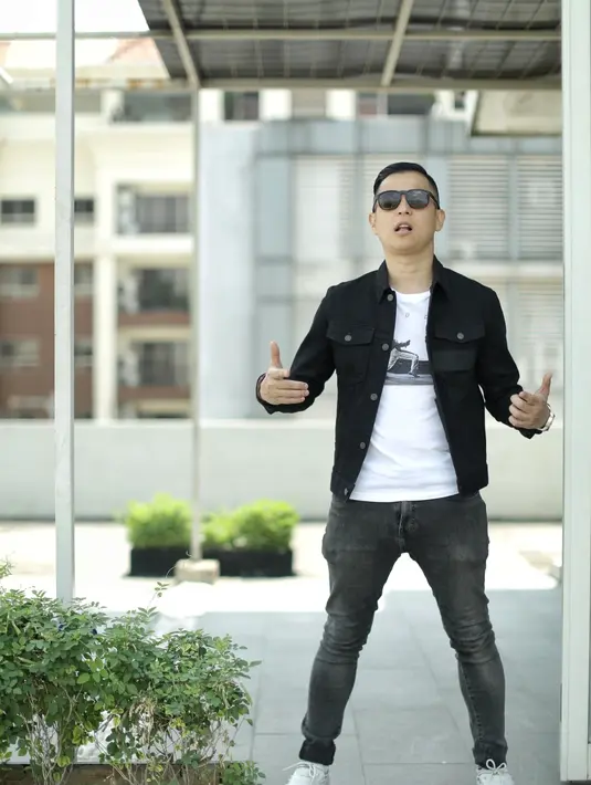 Setelah sebelumnya sukses menjadi sutradara, Ernest Prakasa mencoba menjadi produser. Pria jebolan stand up comedy itu kini memproduseri film The Underdogs. Dalam filmnya kali ini, ia mencoba mengangkat fenomena youtubers. (Adrian Putra/Bintang.com)