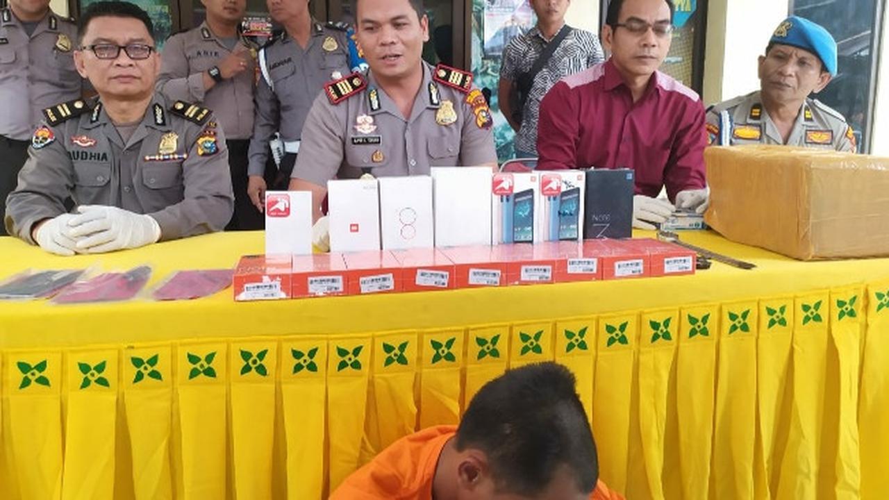 Polisi memperlihatkan barang bukti kasus pencurian handphone yang didudga melibatkan pasangan suami isteri di Pekanbaru.