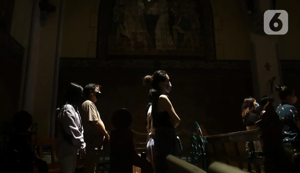 Umat Katolik saat mengikuti Misa Malam Natal 2022 di Gereja Katedral Jakarta, Sabtu (24/12/2022). Gereja Katedral Jakarta mengusung tema "Nusantara dan Kebhinekaan" pada perayaan Natal 2022. Misa Malam Natal di Gereja Katedral Jakarta berlangsung khidmat diselenggarakan secara tatap muka. (Liputan6.com/Helmi Fithriansyah)