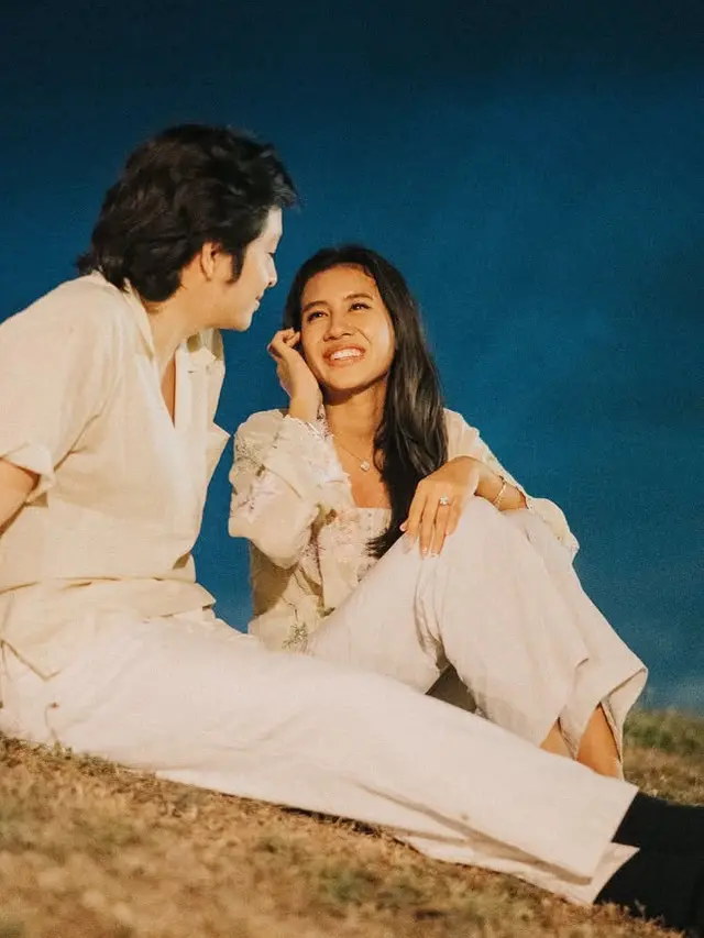 Kebaya Pilihan Shenina Cinnamon dari lamaran hingga pernikahannya. [@sheninacinnamon]