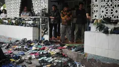 Sepatu dan sandal ditinggalkan di luar saat orang-orang melaksanakan salat Jumat di sebuah masjid, selama bulan suci Ramadan di Jakarta, Jumat 20 Februari 2026. Ribuan umat muslim di Indonesia melaksanakan ibadah salat Jumat pertama pada Ramadan 1447 Hijriah. (AP Photo/Dita Alangkara)