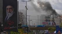 Kepulan asap terlihat di balik potret mendiang Pemimpin Tertinggi Iran, Ayatollah Ali Khamenei, setelah serangan udara Israel di Dahiyeh, pinggiran selatan Beirut, Lebanon, Senin, 30 Maret 2026. Serangan udara Israel kembali menghantam wilayah Dahiyeh, pinggiran selatan Beirut, Lebanon. (AP Photo/Hassan Ammar)