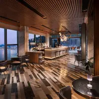 Nikmati pengalaman seru bersantai minum segelas koktail dengan latar pemandangan indah Victoria Harbour di Jin Bo Law. (Foto dok: Hong Kong Tourism Board (HKTB)).