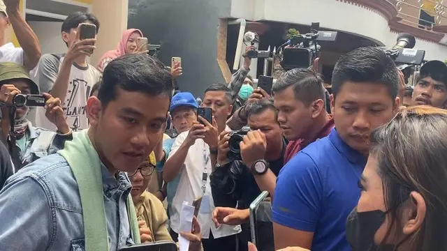Gibran Rakabuming Raka kampanye ke Ibu Kota. Dia mengunjungi permukiman di Warakas, Jakarta Utara, Selasa (16/1/2024).