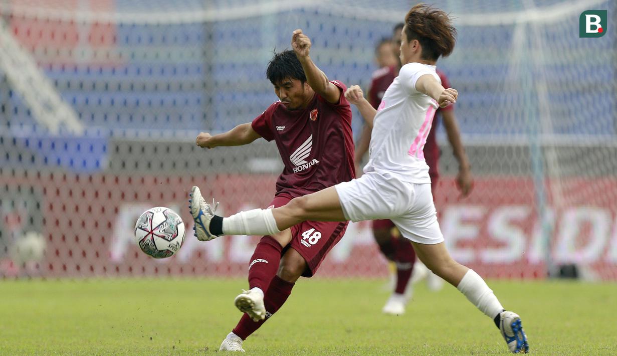 Tendangan pemain PSM Makassar, Arfan (kiri) berusaha dihalau pemain Persikabo 1973, Ryosuke Nagasawa dalam lanjutan pertandingan babak penyisihan Grup D Piala Presiden 2022 antara PSM Makassar menghadapi Persikabo 1973 di Stadion Kanjuruhan, Malang, Jawa Timur, Rabu (15/6/2022). (Bola.com/Arief Bagus)
