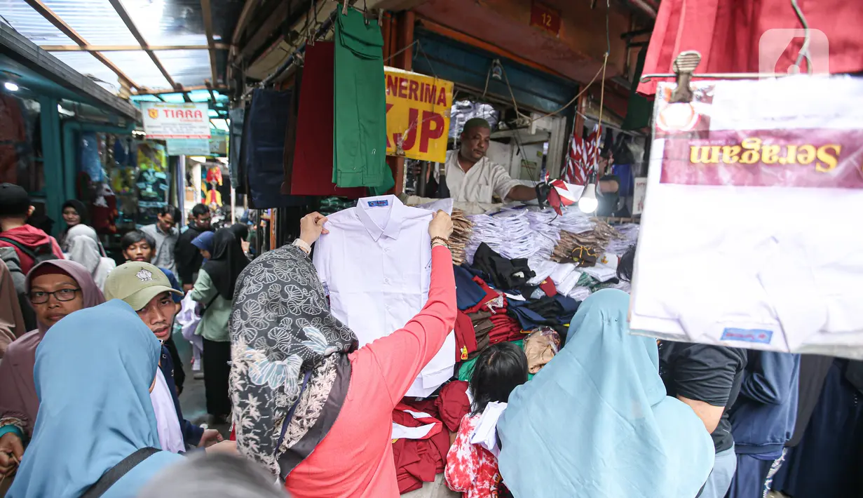 Untuk harga seragam sekolah dari SD, SMP, dan SMA cukup bervariasi tergantung jenis bahan. (Liputan6.com/Faizal Fanani)