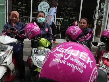 Pengemudi ojek wanita berbasis aplikasi LadyJek tengah menunggu orderan penumpang di Jakarta, Kamis (8/10). Mengangkat slogan 'Ojek Wanita untuk Wanita', ojek berbasis aplikasi ini ditujukan khusus untuk penumpang perempuan. (Liputan6.com/Angga Yuniar)