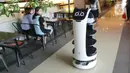 Pengunjung mengamati robot pramusaji “Bellabot” yang mengantar makanan di Tangcity Mal, Kota Tangerang, Rabu (27/10/2021). Robot karakter hewan itu melayani antar pesan makanan bagi pengunjung guna mengurangi interaksi mengingat masih dalam pandemi covid-19. (Liputan6.com/Angga Yuniar)