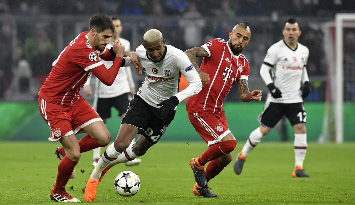 Gelandang Besiktas, Talisca, berusaha melewati kepungan pemain Bayern Munchen pada laga Liga Champions di Stadion Allianz Arena, Munchen, Selasa (20/2/2018). Munchen menang 5-0 atas Besiktas. (AFP/Thomas Kienzle)