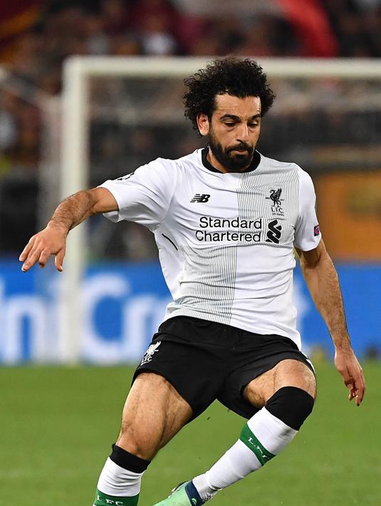 10. Mohamed Salah - Tak ada satupun pemain Liverpool mendapat rasa hormat dari fans Manchester United. Pengecualian bagi Salah yang sangat dihormati fans setan merah, akibat dari tabiat baik Salah didalam dan luar lapangan. (AFP/Alberto Pizzolo)