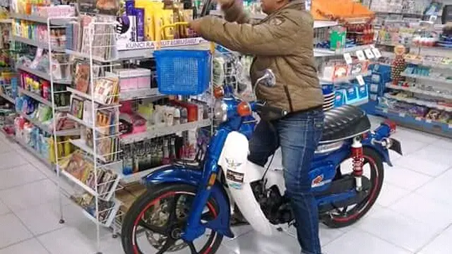 6 Aksi Absurd Belanja Pakai Motor di Minimarket Ini Bikin Ngakak