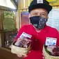 Kusmana, 62 tahun, salah satu panitia kurban HKTI Garut, Jawa Barat, menunjukan bungkus besek dari bambu untuk mendistribusikan daging kurban HKTI Garut. (Liputan6.com/Jayadi Supriadin)