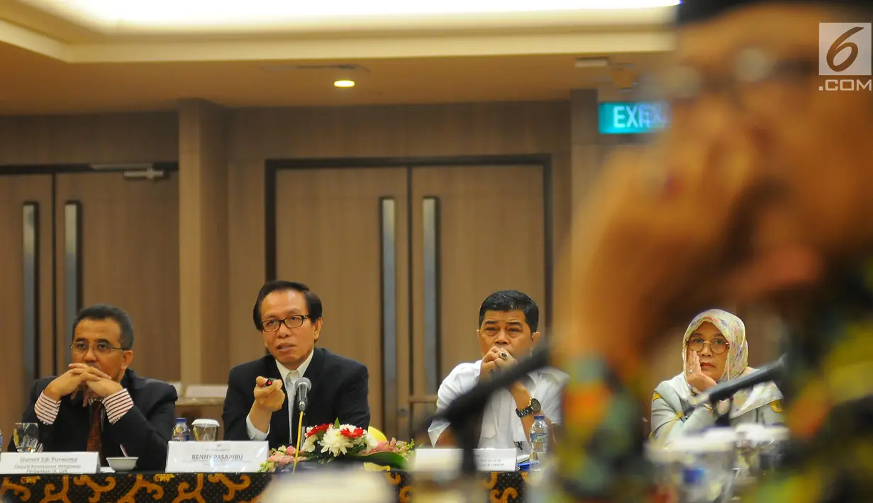 Ketua Kelompok Kerja Industri Pertanian dan Kehutanan KEIN Benny Pasaribu (dua kiri) memberi pemaparan saat FGD di Jakarta, Senin (29/4/2019). FGD membahas strategi permodalan yang berkelanjutan dalam pengembangan agribisnis padi. (Liputan6.com/Angga Yuniar)