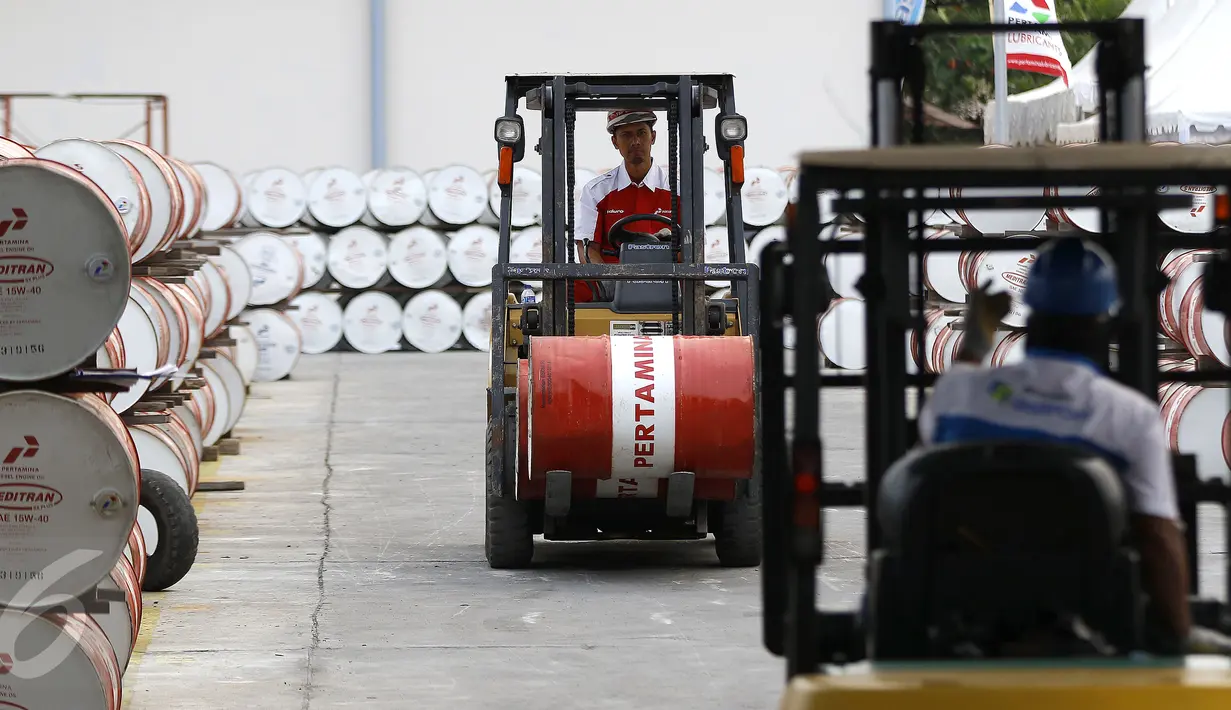 Suasana aktivitas di Terminal Suplay Point (TSP) dan Distribusi Pelumas Pertamina di Batakan, Kalimantan Timur, Minggu (20/9/2015). TSP ini mampu menampung sebanyak 8.000 drum dan 820.000 Liter pelumas.(Liputan6.com/Yoppy Renato)