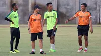 Pelatih Persebaya, Djadjang Nurdjaman, dan asisten pelatih Sugiantoro (kanan). (Bola.com/Aditya Wany)