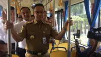 Anies Baswedan menjajal bus listrik di Bundaran HI.