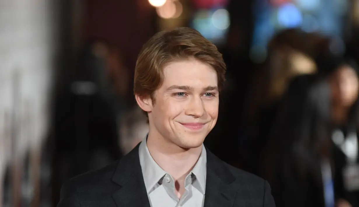 Para penggemar melihat Joe Alwyn hadir di konser Taylor Swift dengan saudaranya, Patrick Alwyn. (Bustle)