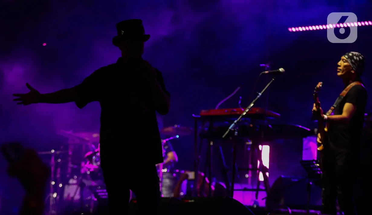Dewa 19 feat Ello tampil di Pestapora Stage sekitar pukul 22.15 hingga 23.15 WIB. (Liputan6.com/Herman Zakharia)