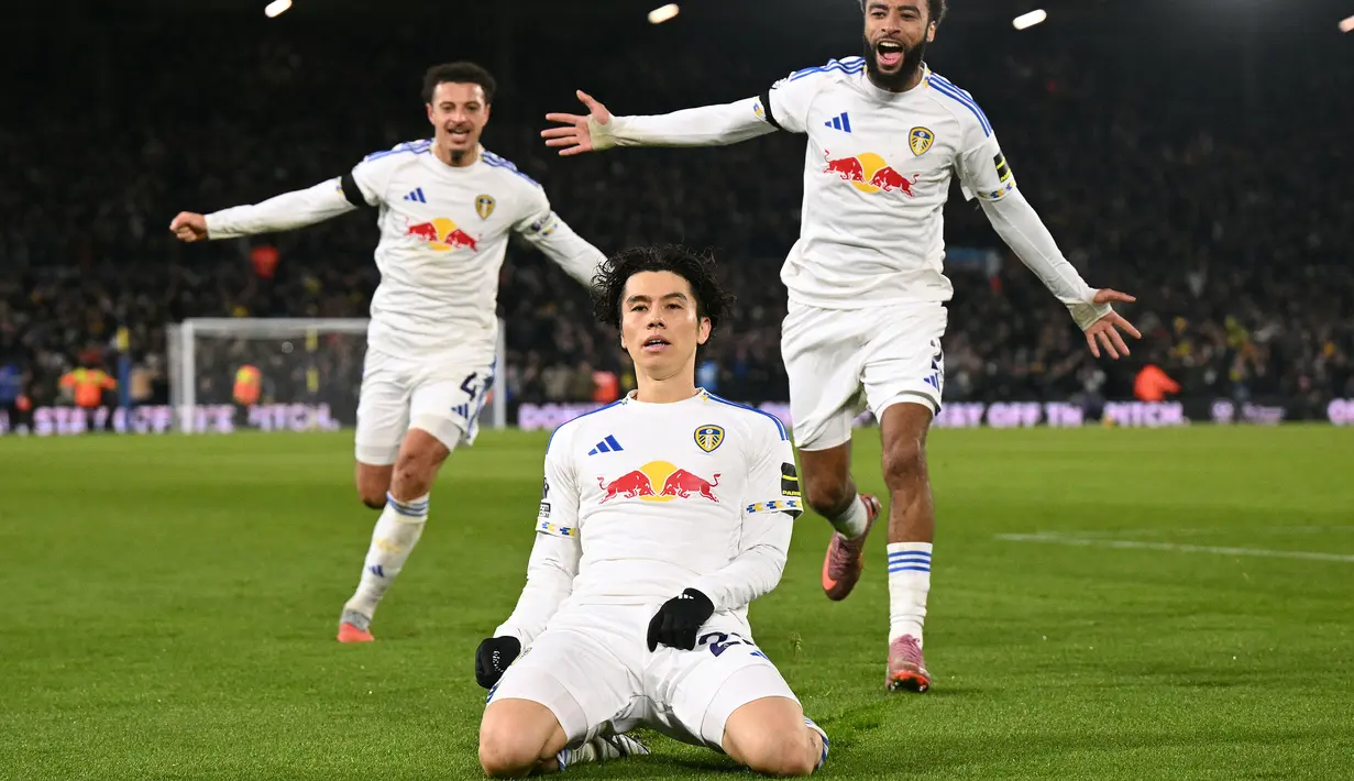 Pemain Leeds United, Ao Tanaka melakukan selebrasi setelah mencetak gol debutnya di tim dalam laga lanjutan Liga Inggris 2025/2026 melawan Chelsea di Elland Road, Leeds, Inggris, Rabu (03/12/2025). (AFP/Oli Scarff)
