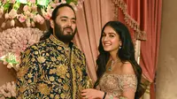 Anak orang terkaya di Asia, Anant Ambani, bersama tunangannya Radhika Merchant berpose selama Upacara Sangeet di Mumbai, India, 5 Juli 2024. (SUJIT JAISWAL/AFP)