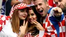 Suporter Kroasia saat mendukung timnya melawan Turki dalam laga Grup D Piala 2016 di Stadion Parc des Princes, Paris, (12/6/2016). (AFP/Miguel Medina)