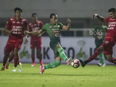 Bek Arema FC, Arthur Cunha, berebut bola dengan gelandang PS TNI, Guntur Triaji, pada laga Liga 1 di Stadion Pakansari, Bogor, Senin (3/7/2017). Kedua klub bermain imbang 0-0. (Bola.com/Vitalis Yogi Trisna)