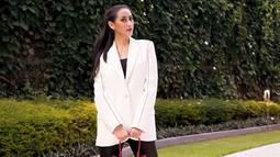 Penampilan Ayuma saat menggunakan blazer putih yang dipadukan dengan baju serta celana hitam ini juga tak luput dari perhatian. Ia bahkan mendapat pujian terlihat begitu elegan dalam busana monokromnya. (Liputan6.com/IG/@ayumaulida97)