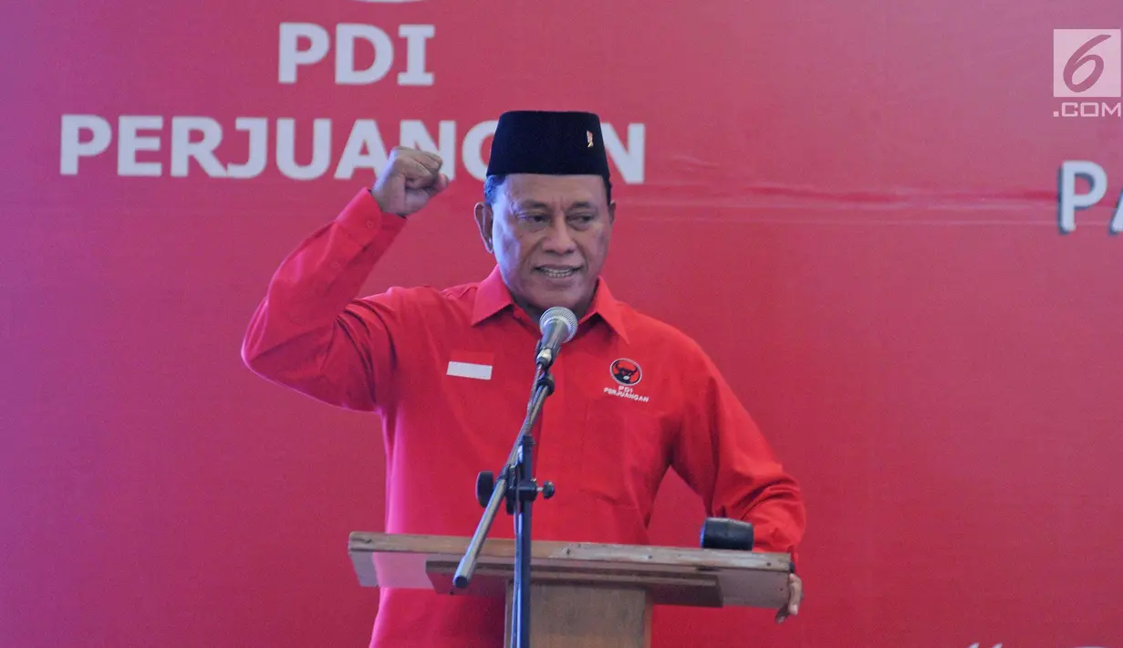 Kepala Sekolah Partai Calon Kepala Daerah dan Wakil Kepala Daerah DPP PDI-P Komarudin Watubun saat memberikan sambutan dalam pembukaan Sekolah partai angkatan ke-6 di Wisma Kinasih, Depok, Minggu (28/1). (Liputan6.com/Herman Zakharia)