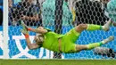Kiper Argentina Emiliano Martinez memblokir tendangan saat adu penalti melawan Prancis pada pertandingan sepak bola final Piala Dunia 2022 di Stadion Lusail, Lusail, Qatar, 18 Desember 2022. Bermain imbang 3-3 selama 120 menit, Prancis akhirnya tumbang 2-4 dari Argentina dalam drama adu penalti. (AP Photo/Frank Augstein)