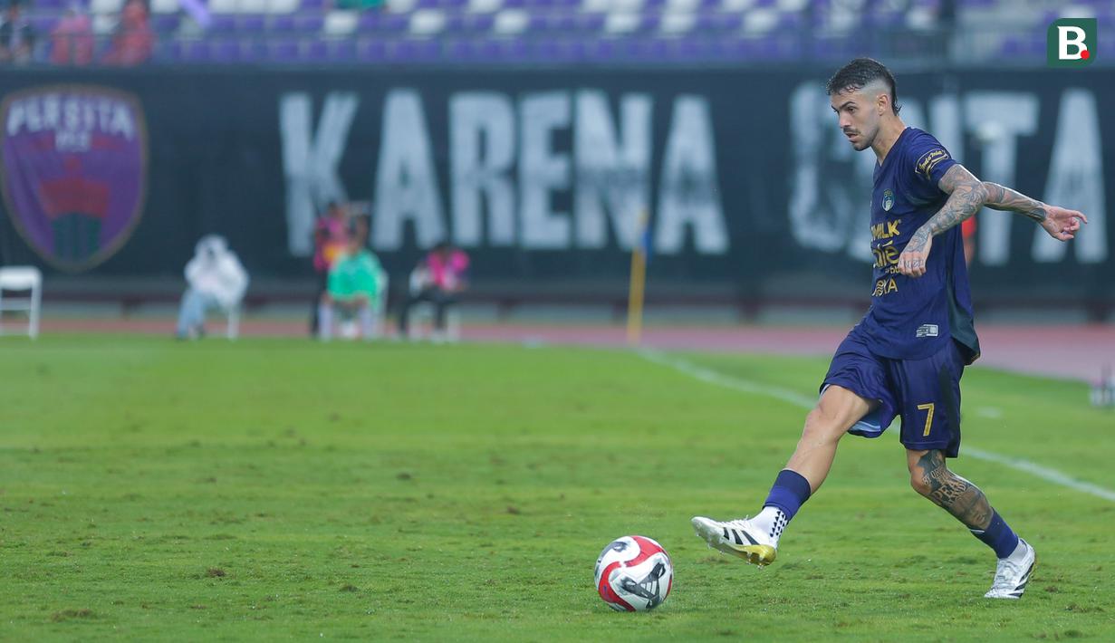 Pemain Persita Tangerang, Rayco Rodriguez, saat melawan Persik Kediri di BRI Super League di Stadion Indomilk Arena, Minggu (21/12/2025). (Bola.com/M Iqbal Ichsan)