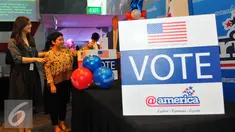 Pengunjung melakukan simulasi vote pemilihan Presiden Amerika Serikat di @amerika di Jakarta, Rabu (9/11). Dalam simulasi ini pengunjung dapat merasakan pemilihan presiden AS seperti yang sedang terjadi di Amerika Serikat. (Liputan6.com/Angga Yuniar)