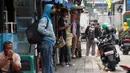 Calon penumpang menunggu bus di kawasan Terminal Kampung Rambutan, Jakarta Timur, Senin (12/12/2022). Kepala Terminal Bus Kampung Rambutan Yuza Ramadhoni mengatakan lonjakan penumpang diprediksi akan terjadi mulai H-7 libur Natal dan Tahun Baru (Nataru), sementara untuk saat ini belum terjadi lonjakan penumpang dan masih terbilang lengang. (Liputan6.com/Magang/Aida Nuralifa)