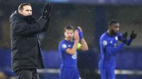 Pelatih Chelsea, Frank Lampard, memberikan aplaus usai pertandingan melawan Krasnodar pada laga Liga Champions di Stadion Stamford Bridge, Rabu (9/12/2020). Kedua tim bermain imbang 1-1. (AP Photo/Kirsty Wigglesworth, Pool)