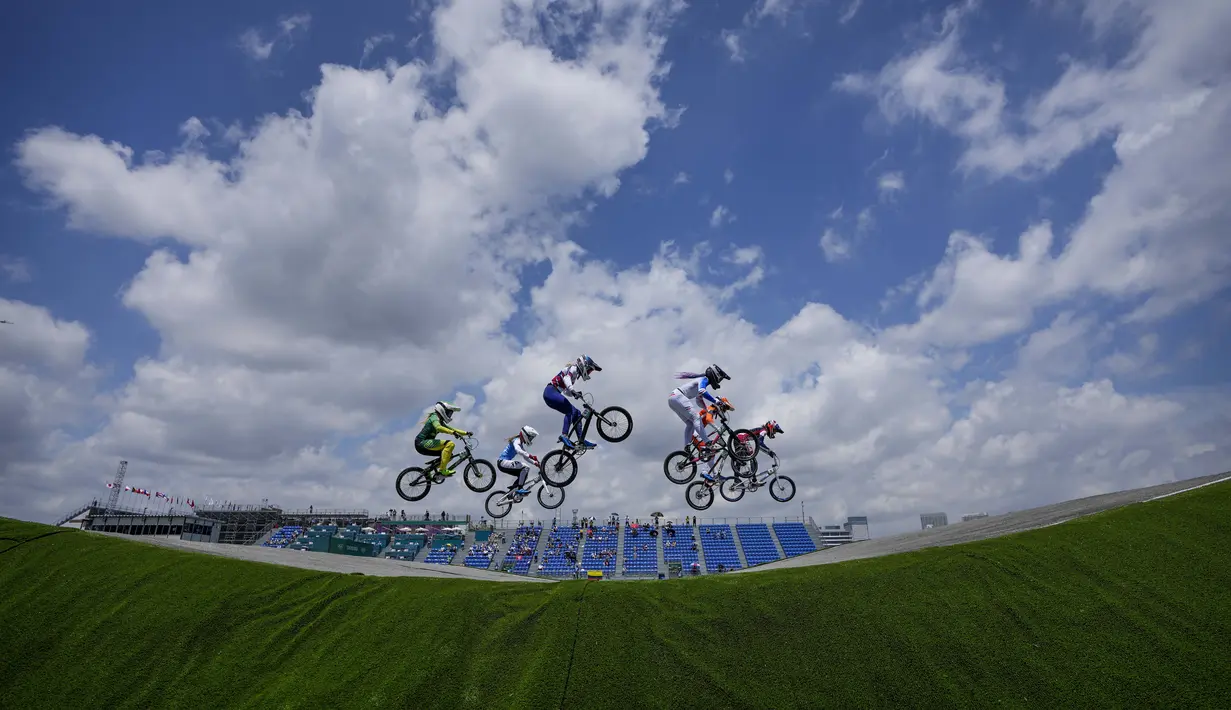 Atlet sepeda BMX bersaing di perempat final Balapan BMX putri pada Olimpiade Tokyo 2020, Kamis (29/7/2021). (Foto: AP/Ben Curtis)