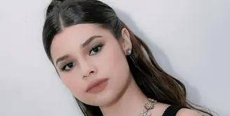 Gaya riasan yang berhasil mengingatkan banyak orang pada penampilan ikonis Selena Gomez, adalah hasil karya makeup artist ternama @danybarca22, yang dengan sempurna menghadirkan pesona kecantikan Hollywood dalam setiap detailnya. [@mariatheodoree].