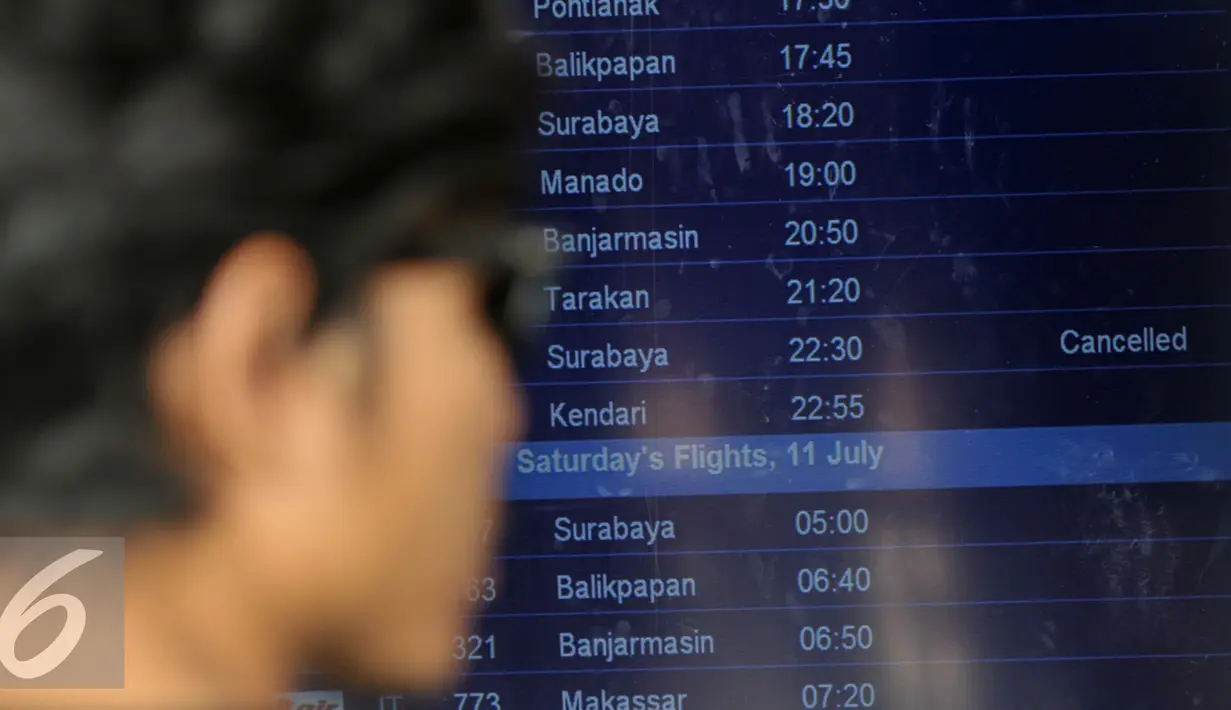 Papan informasi menunjukkan pembatalan penerbangan tujuan Surabaya di Bandara Soekarno Hatta Tangerang, Jumat (10/7/2015). Puluhan jadwal penerbangan dibatalkan karena erupsi Gunung Raung. (Liputan6.com/JohanTallo)