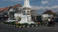 Petugas sedang merawat dan memperbaiki beberapa bagian Tugu Yogyakarta. (Liputan6.com/Yanuar H)