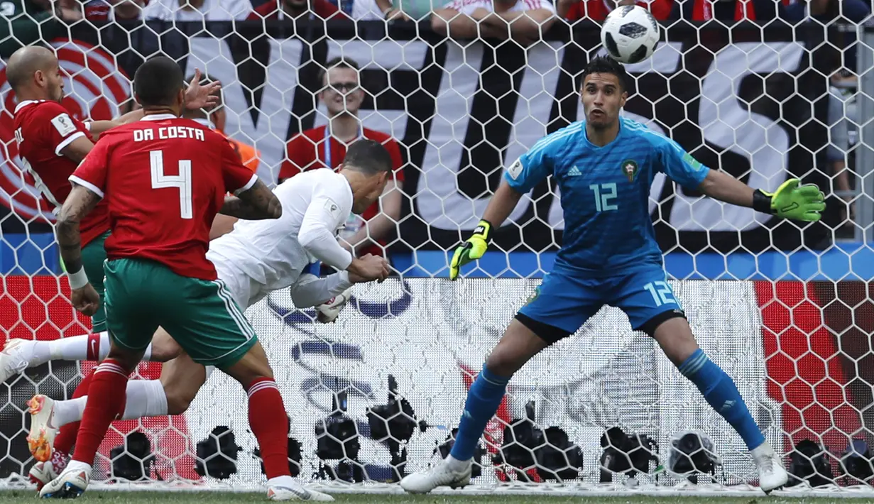 Proses terjadinya gol yang dicetak bintang Portugal, Cristiano Ronaldo ke gawang Maroko pada laga grup B Piala Dunia di Stadion Luzhniki, Moskow, Kamis (20/6/2018). Portugal menang 1-0 atas Maroko. (AP/Hassan Ammar)
