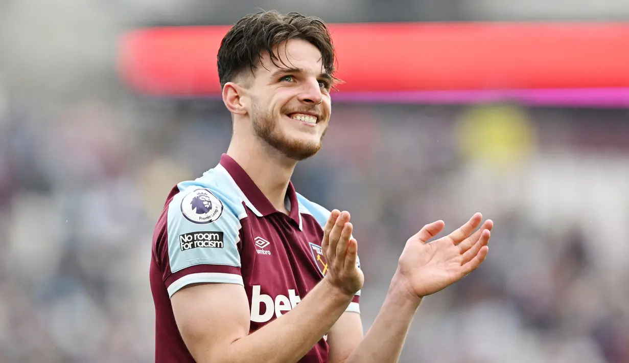 <p>Declan Rice menimba ilmu di akademi Chelsea sejak usia enam tahun. Dia kemudian dilepas pada usia 14 tahun dan pindah ke West Ham. Bersama The Hammers, gelandang 23 tahun itu menjelma menjadi salah satu pemain kunci klub tersebut. (AFP/Justin Tallis)</p>