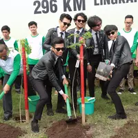 The Chungcuters ikut menanam pohon trembesi di pulau Madura. (Ruswanto/Bintang.com)