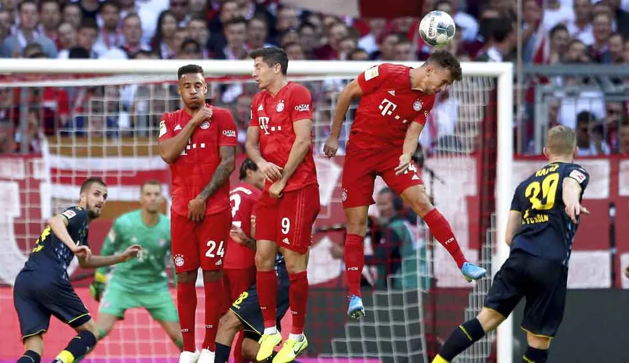 Pemain Bayern Munchen berusaha menghalau bola tendangan pemain Koln, Florian Kainz, pada laga Bundesliga di Allianz Arena, Sabtu (21/9/2019). Bayern Munchen menang 4-0 atas Koln. (AP/Matthias Schrader)